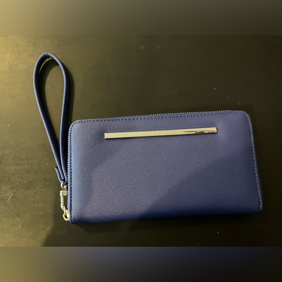 Portafoglio Con Cinturino Da Polso Steve Madden - In Ecopelle Saffiano, Chiusura Zip, Colore Nero, Dimensioni 20,3x10,8x2,5 Cm